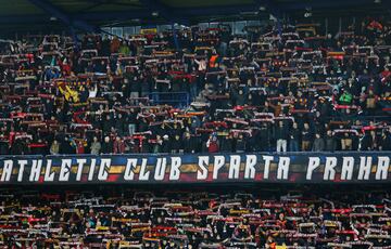 Los aficionados del Sparta de Praga canta el himno de su equipo antes del partido.