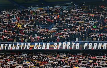 Los aficionados del Sparta de Praga canta el himno de su equipo antes del partido.