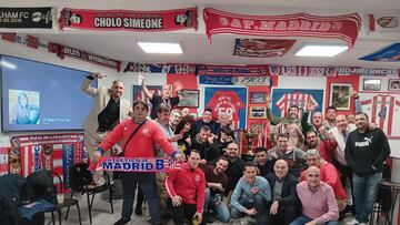 Miembros a peña atlética Pozuelo en su sede en la localidad madrileña en el día de su 64 cumpleaños.