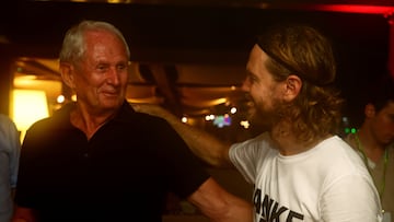 Helmut Marko y Sebastian Vettel se saludan en Abu Dhabi 2022.