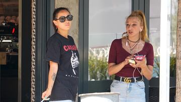 (Foto de ARCHIVO)
(Foto de ARCHIVO)
Michu, Gloria Camila y su sobrina Rocío Ortega llegan a casa de la hija de Ortega Cano, a 18 de junio de 2022, en Madrid (España).
Ángel Díaz Briñas / Europa Press
FAMOSOS;FAMILIA;ORTEGA CANO;SOBRINA
18/6/2022
FAMOSOS;FAMILIA;ORTEGA CANO;SOBRINA;GLORIA CAMILA ORTEGA JURADO;MARIA DEL ROCIO ORTEGA HIJA DE MICHU Y JOSEFER;MICHU;ÁNGEL DÍAZ BRIÑAS;CATEGORY_CODE_SHO
Ángel Díaz Briñas / Europa Press
18/06/2022