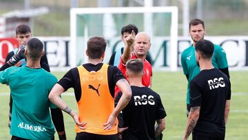05-07-2023. MIGUEL ÁNGEL RAMÍREZ SE DIRIGE A SUS JUGADORES EN EL PRIMER ENTRENAMIENTO DE LA PRETEMPORADA DEL SPORTING EN MAREO.
