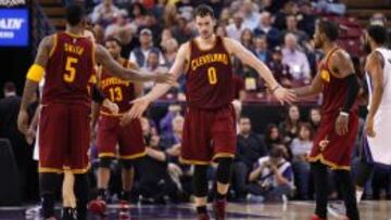 Kevin Love celebra una acción con JR Smith y Kyrie Irving.