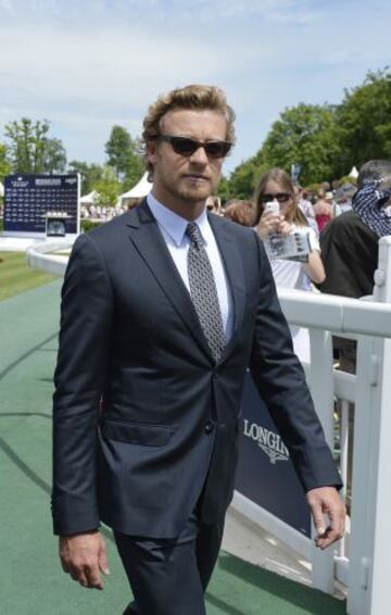 El actor australiano Simon Baker no quiso perderse la tradicional carrera.