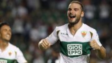 David Lombán, celebra un gol con el Elche.