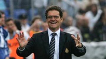 <b>FELIZ. </B>Capello celebra el definitivo gol de Robarto Carlos en Huelva