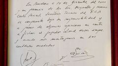 La servilleta famosa enmarcada es propiedad de horacio Gaggioli, quien fuera el agente y tercer firmante de la misma.