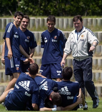 En verano de 1998, firmó por el Real Madrid, pero dimitió antes de llegar a ejercer como técnico blanco. En 2004 vuelve a fichar por el Real Madrid y dimite en la tercera jornada