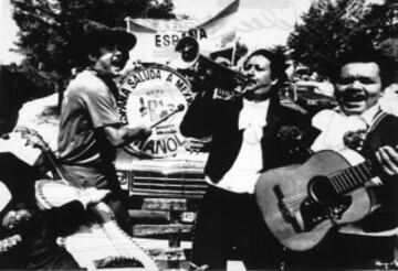 Todos tenemos en nuestra memoria un seguidor infatigable. Desde 1979 acompaña a la Selección Española de fútbol por todo el mundo con su camiseta de la selección, su enorme boina y su característico bombo. En la imágen aparece en el mundial de Mexico con unos mariachis