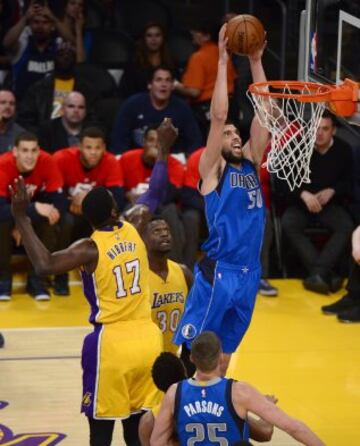 Roy Hibbert  y Julius Randle se enfrentan Salah Mejri.