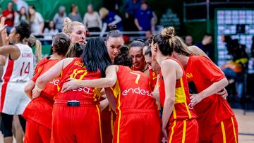 Las jugadoras de la Selección femenina hacen una piña tras derrotar a Canadá en el Preolímpico de Sopron (Hungría).