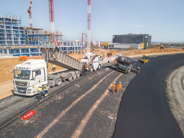 Se han utilizado más de 1.800 m³ de mezcla asfáltica para construirla, equivalentes a cubrir con 25 cm de altura la superficie del Santiago Bernabéu o el Camp Nou.