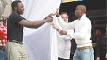 <b>LOS REGALOS. </b>Carlos Kameni y Samuel Etoo se llevaron a sus casas unas monas de chocolate dedicadas. El portero y el delantero se lo pasaron en grande durante el acto celebrado ayer.