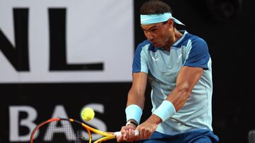 El tenista espa&ntilde;ol Rafa Nadal devuelve una bola durante su partido ante Denis Shapovalov en el Internazionali BNL D&#039;Italia, el Masters 1.000 de Roma, en el Foro It&aacute;lico.