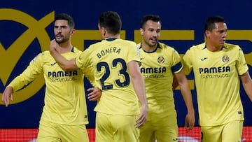 Villarreal's Spanish defender Alvaro Gonzalez (L) celebrates with Villarreal's Italian defender Daniele Bonera after scoring during the Spanish League football match between Villarreal and Sevilla at the Ceramica stadium in Villarreal on Februar
