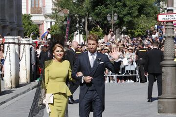 Llegada a la catedral del novio Sergio Ramos acompañado por su madre Paqui García. 

