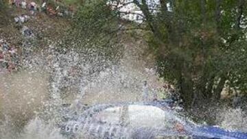 <B>AL FRENTE.</B> Loeb, durante la disputa de un tramo de la segunda etapa.