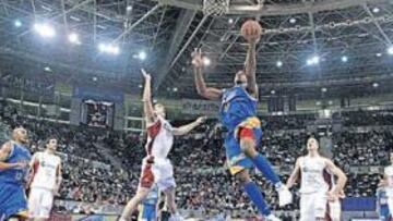 <b>EXCEPCIÓN. </b>Unos de los pocos encestes fáciles de McDonald, que no tuvo su día frente al Granada.