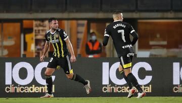 &Aacute;lvaro Gim&eacute;nez celebra uno de sus goles en Las Palmas seguido por Narv&aacute;ez.