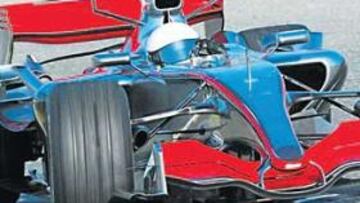 <b>PARA LA HISTORIA. </b>Es la imagen de las primeras vueltas de Fernando Alonso, bicampeón del mundo de F-1, con un McLaren, ayer en el circuito de Jerez.