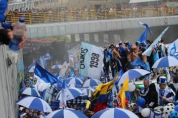 Las calles de Bogotá se pintan de azul y blanco