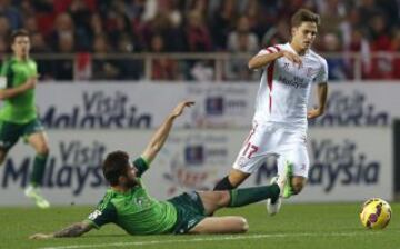 El defensa del Celta Carles Planas comete falta sobre el centrocampista del Sevilla Denis Suárez, en una acción por la que ha sido expulsado, durante el partido de Liga de Primera División