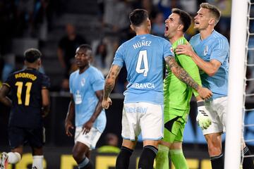 Iván Villar celebra el penalti que le paró a Rodrygo en la segunda jornada de esta temporada con el Celta. 