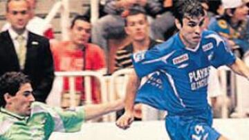 <b>DISPUTADO. </b>Daniel intenta robar la pelota a Pablo en el encuentro de Copa entre Interviú y Playas.