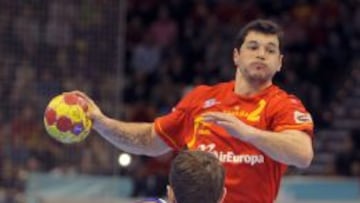 El lateral de España Alberto Entrerríos (arriba) intenta un lanzamiento sobre el lateral de Alemania Martin Strobel, durante el encuentro de cuartos de final del Mundial de Balonmano España 2013, que se disputa hoy en el Pabellón Príncipe Felipe de Zaragoza.