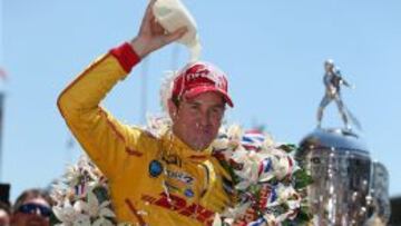 Ryan Hunter-Reay celebra su triunfo con la habitual botella de leche.