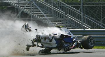 El polaco saliÃ³ milagrosamente ileso tras sufrir un accidente en el GP de CanadÃ¡ en 2007. Kubica perdiÃ³ el control tras impactar con Trulli a unos 230 km/h. Su BMW se elevÃ³ ligeramente, chocÃ³ contra el muro y cruzÃ³ la pista dando varias vueltas de campana para terminar en la escapatoria volcado sobre el lado derecho. Ãnicamente se fracturÃ³ la pierna derecha. 