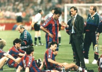 Cruyff en su periodo de entrenador del Barcelona dando instrucciones a sus jugadores