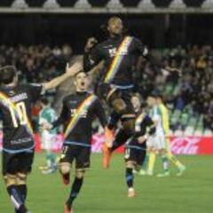 Manucho afina la puntería: tres goles en 100 minutos