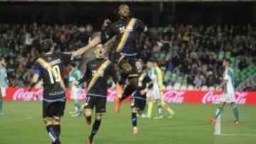 Manucho celebra uno de sus dos tantos en el Villamarín.