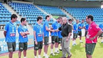 <b>ILUSIÓN. </b>El presidente Concepción saluda a la plantilla del Tenerife.