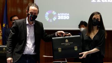 MADRID, 31/03/2021.- El vicepresidente del Gobierno y ministro de Asuntos Sociales y Agenda 2030 saliente Pablo Iglesias (i) entrega su cartera a la nueva ministra de Derechos Sociales y Agenda 2030, Ione Belarra (d), durante su traspaso de cartera y de l