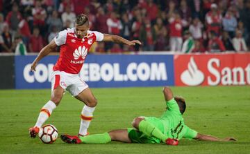 Juan Roa en acción en el juego entre Santa Fe y Táchira