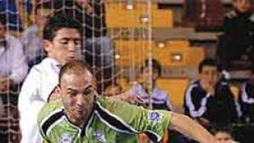 <b>PELEA.</B> Schumacher, autor de tres goles, trata de zafarse de un rival.