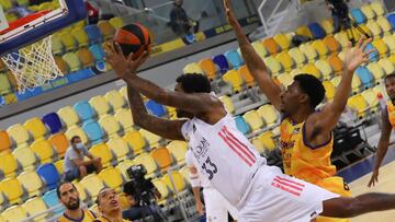 GRAFCAN049. LAS PALMAS DE GRAN CANARIA, 11/10/2020.- El jugador del Real Madrid Trey Thompkins (i) y el jugador del Herbalife Gran Canaria Stan Okoye durante el partido de la liga ACB que ambos equipos disputaron este domingo en el Gran Canaria Arena, en Las Palmas de Gran Canaria. EFE/ Elvira Urquijo A.