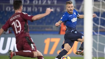 ROM01. ROMA (ITALIA), 14/12/2017.- Ciro Immobile (d) de Lazio celebra luego de anotar el 1-0 contra Cittadella hoy, jueves 14 de noviembre de 2017, durante un partido de la Copa Italia entre SS Lazio y AS Cittadella en el estadio Olímpico en Roma (Italia). EFE/MAURIZIO BRAMBATTI