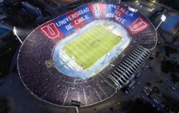 Vista general del estadio Nacional y la bandera gigante de Universidad de Chile antes del partido contra Iquique por primera division en el estadio Nacional, Chile.