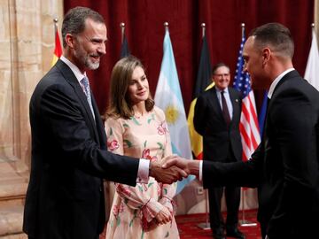 Felipe VI, junto con la reina Letizia, ha entregado hoy las insignias que distinguen a los ganadores de los Premios Princesa de Asturias en sus ocho categorías, entre ellas, a la selección masculina de rugby de Nueva Zelanda, All Blacks, 