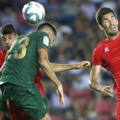 La cabeza de Vivian salva al Athletic ante el Numancia