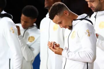 El Oracle Arena se vistió de gala para el arranque de la temporada NBA: los Warriors recibieron sus anillos de campeones y alzaron otra bandera al techo del pabellón. Arrancó la temporada 2017-18.