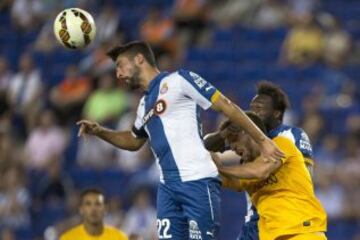 El central del RCD Espanyol Álvaro González cabecea un balón ante Camacho.