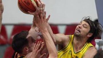 <b>REPASO. </b>McLaughton lucha por el balón ante David Andersen.