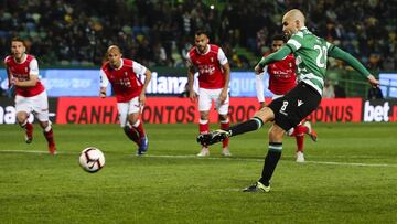 Bas Dost marca uno de sus dos goles en el Sporting-Braga.