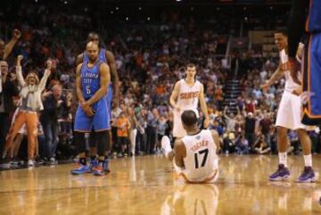 P.J. Tucker (17) en el suelo tras recibir a falta de Derek Fisher (6).