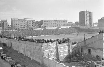 La afición vallecana acude en masa a su campo de fútbol para presenciar un partido de su equipo en 1969. Algunos vecinos podían ver los partidos desde las terrazas de sus casas.


