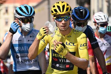 El líder del Tour Primoz Roglic antes del inicio de etapa. 